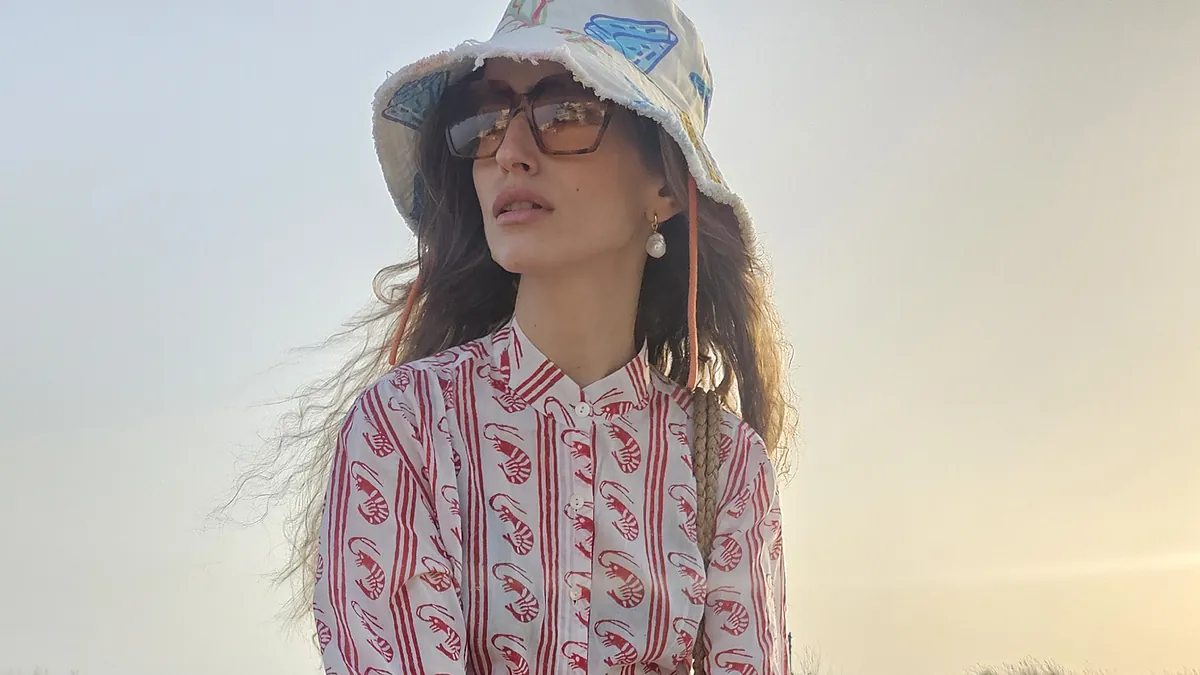 Conjunto estampado e alpercatas, é assim que Alejandra Domínguez consegue o look de praia mais ideal