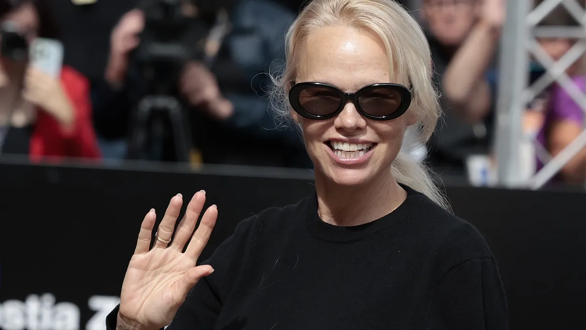 Pamela Anderson, mais linda do que nunca, tem a sacola de quem não quer que o verão acabe