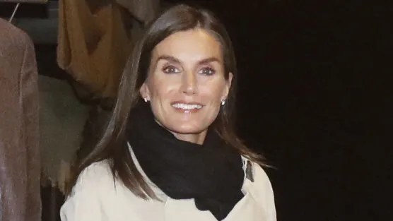 A Rainha Letizia sai para um jantar surpresa em Marín com um dos básicos preferidos do seu guarda-roupa real