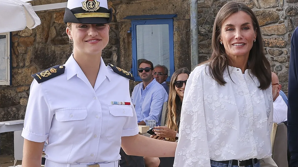 A Rainha Letizia resgata a camisa branca mais linda do seu armário (que Leonor também usou) na sua visita surpresa a Marín