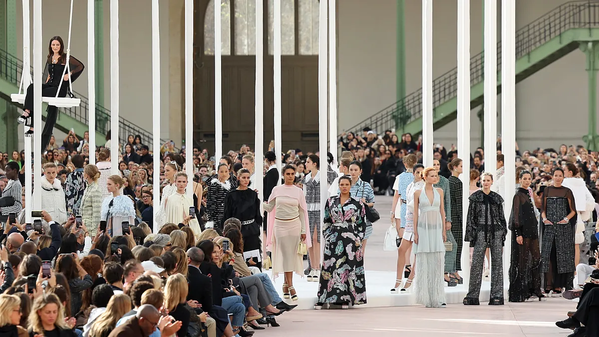 As 5 chaves do desfile da Chanel, camélias nos óculos, tênis plataforma e laços XL