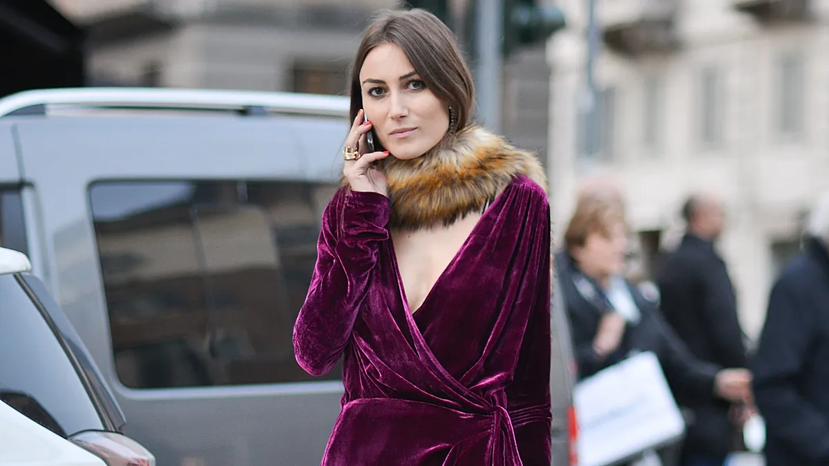 Como especialista em moda, selecionei os convidados de inverno mais elegantes: desde um lindo vestido marrom até um cocar de penas