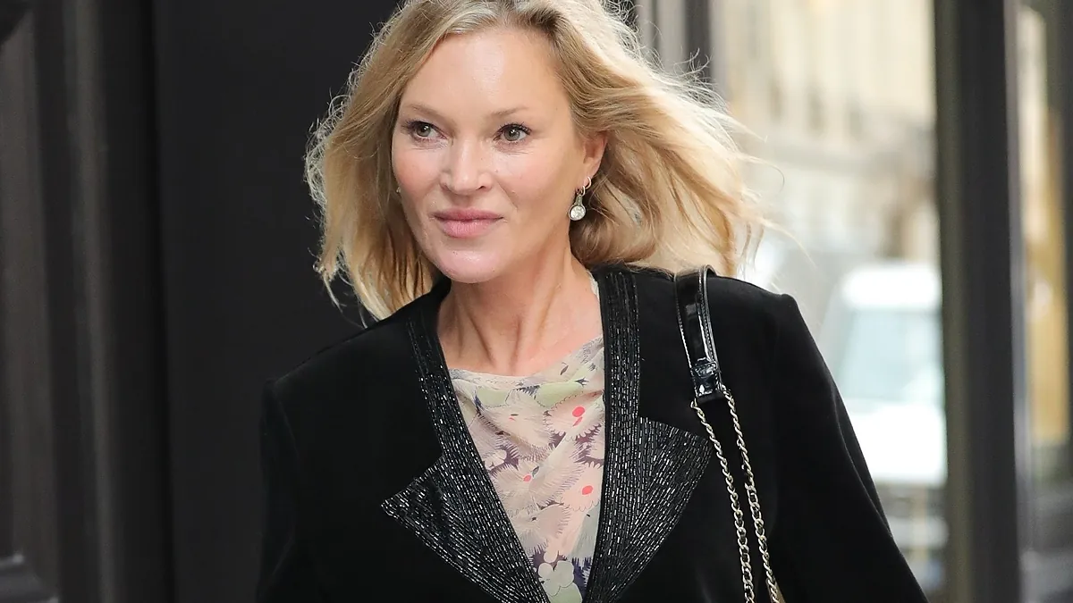 Kate Moss conhece o melhor truque para continuar usando vestidos de verão agora que o frio começa