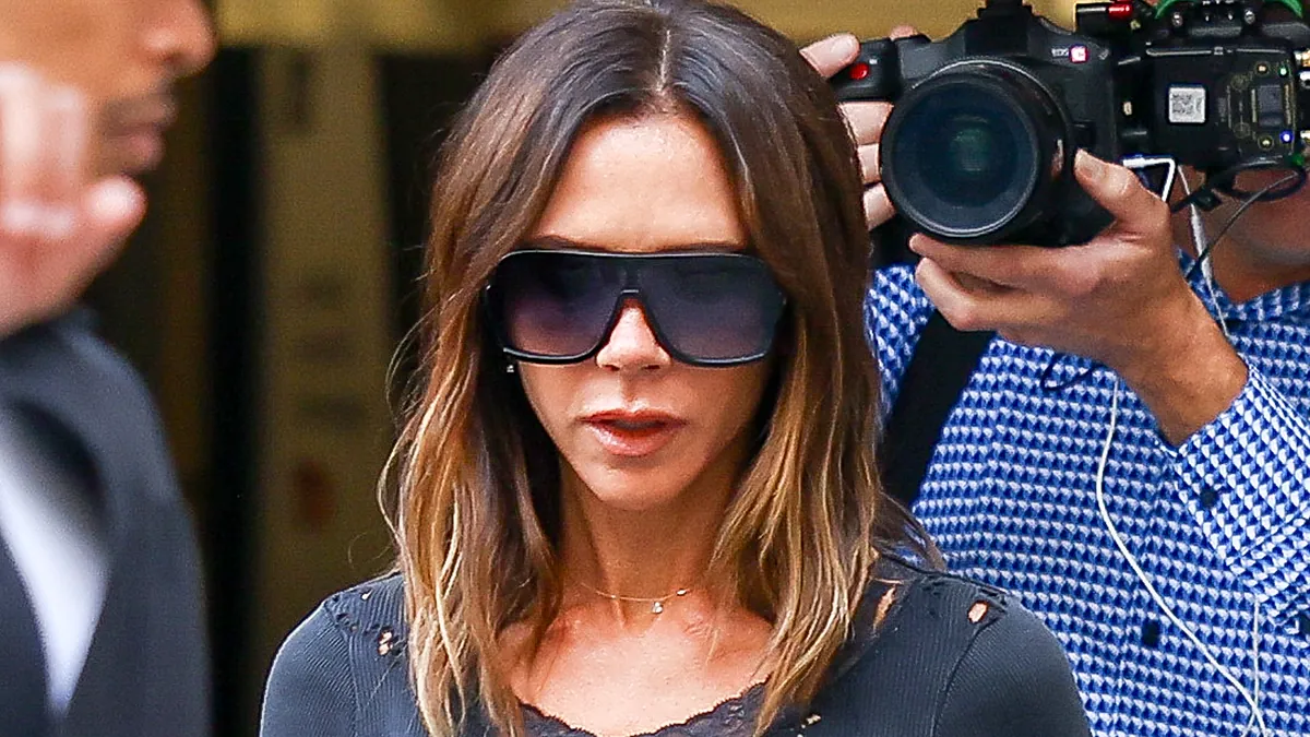 Victoria Beckham em Paris tem o visual "despenteado" pelo qual todas as mulheres francesas suspiram