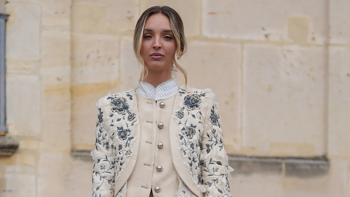 A convidada com um dos melhores looks da Paris Fashion Week usa jaqueta Zara