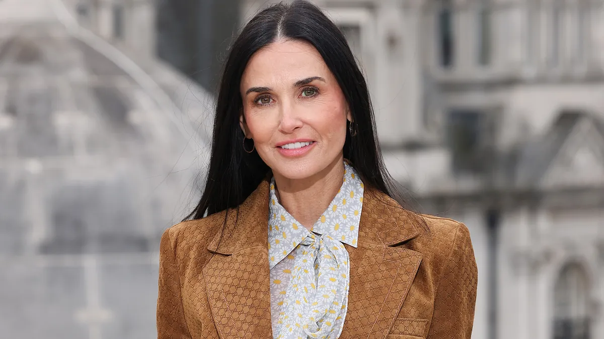 Demi Moore e o look de inverno ideal que resume 3 principais tendências de 2025, começando pelo jeans