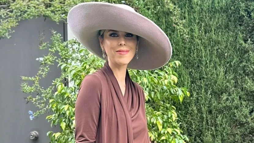 Manuela Villena volta a ser a convidada mais elegante com vestido de estilista sevilhano